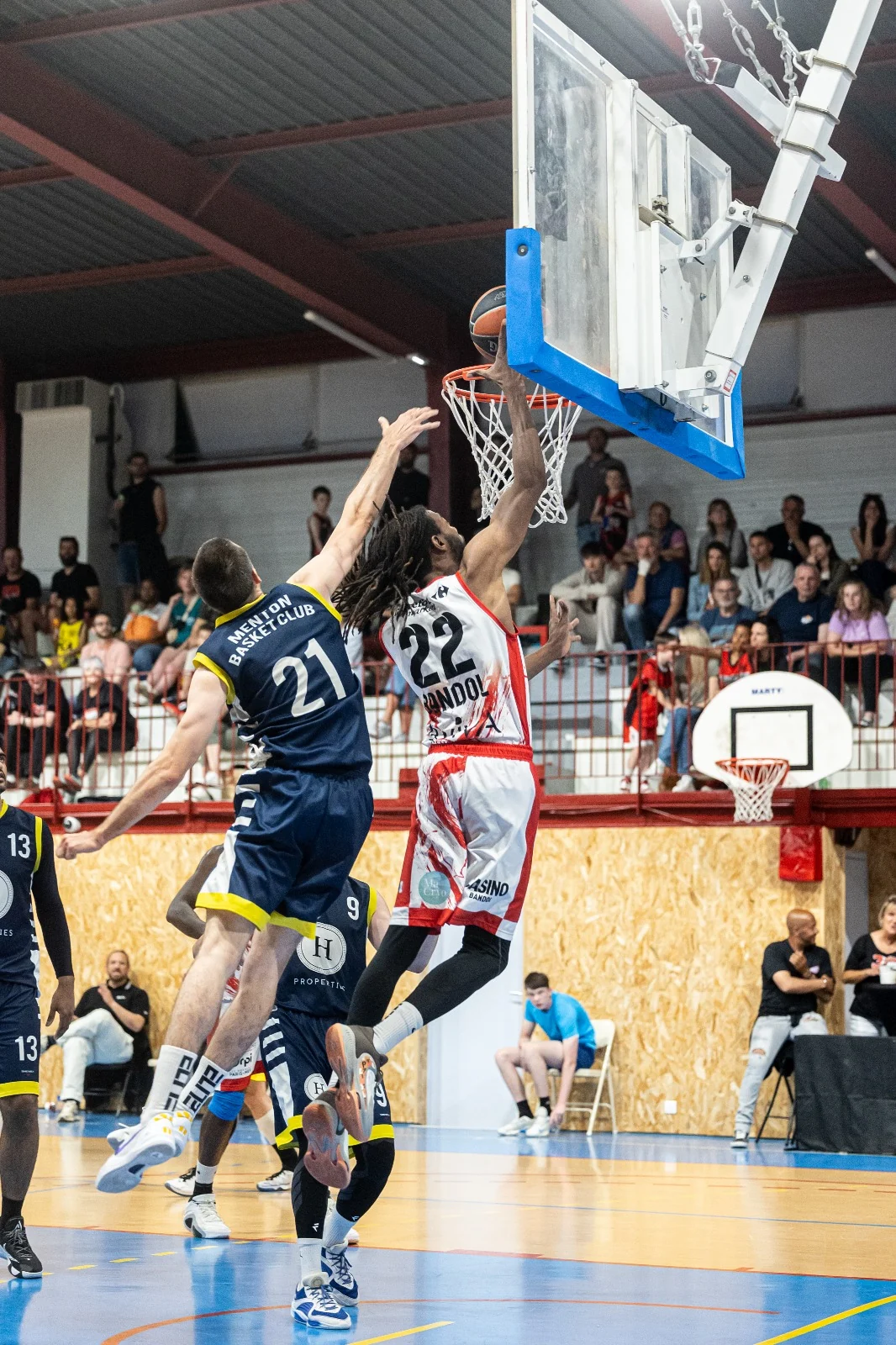 Action de jeu du Bandol Basket Club près du panier, saison 2026-2027