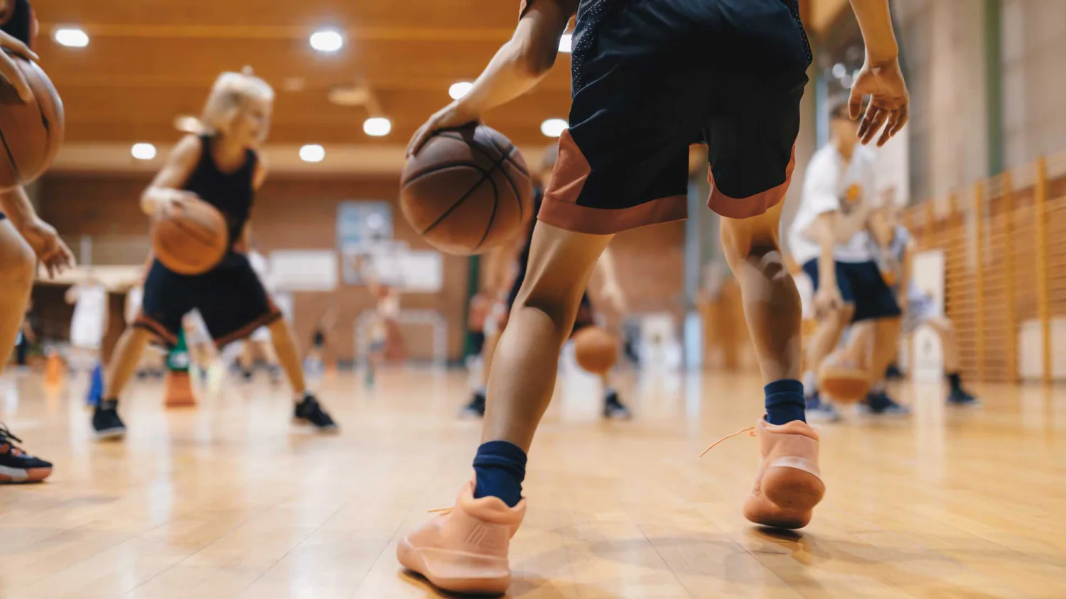 Jeunes joueurs de basket à l'entraînement, dossier de partenariat du Bandol Basket Club