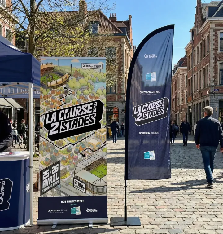 Oriflammes et supports de signalétique de La Course des 2 Stades dans la rue