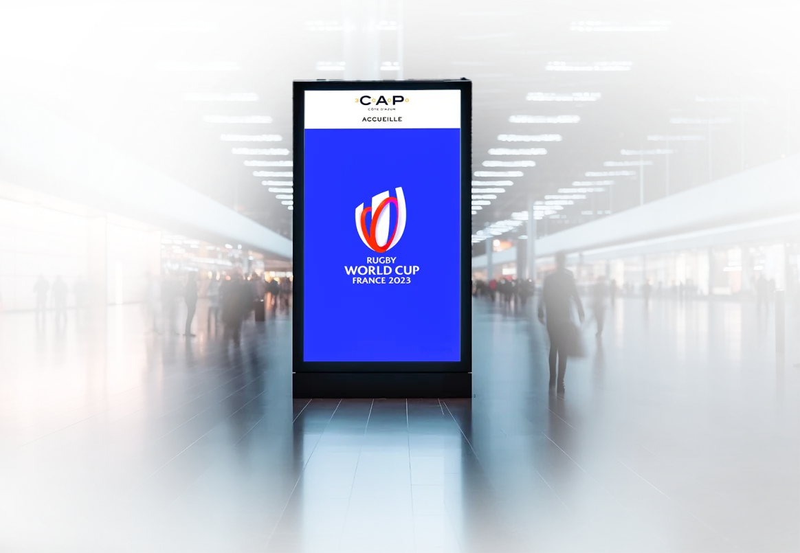 Écran d'affichage aux couleurs de Rugby World Cup France 2023 dans l'aéroport Nice Côte d'Azur